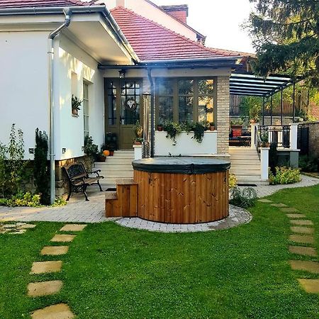 Belvarosi Kerteshaz Keszthely Exteriör bild