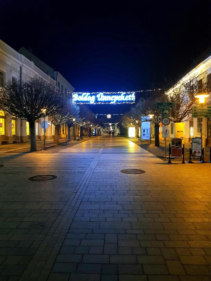 Belvarosi Kerteshaz Keszthely Exteriör bild