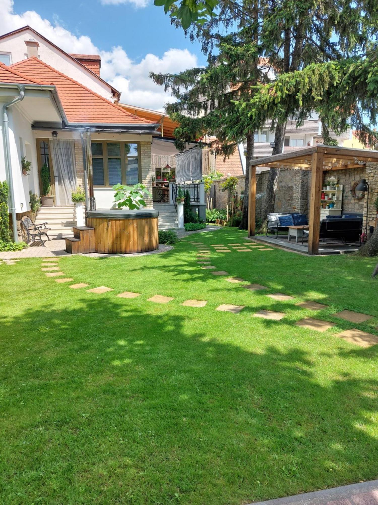 Belvarosi Kerteshaz Keszthely Exteriör bild
